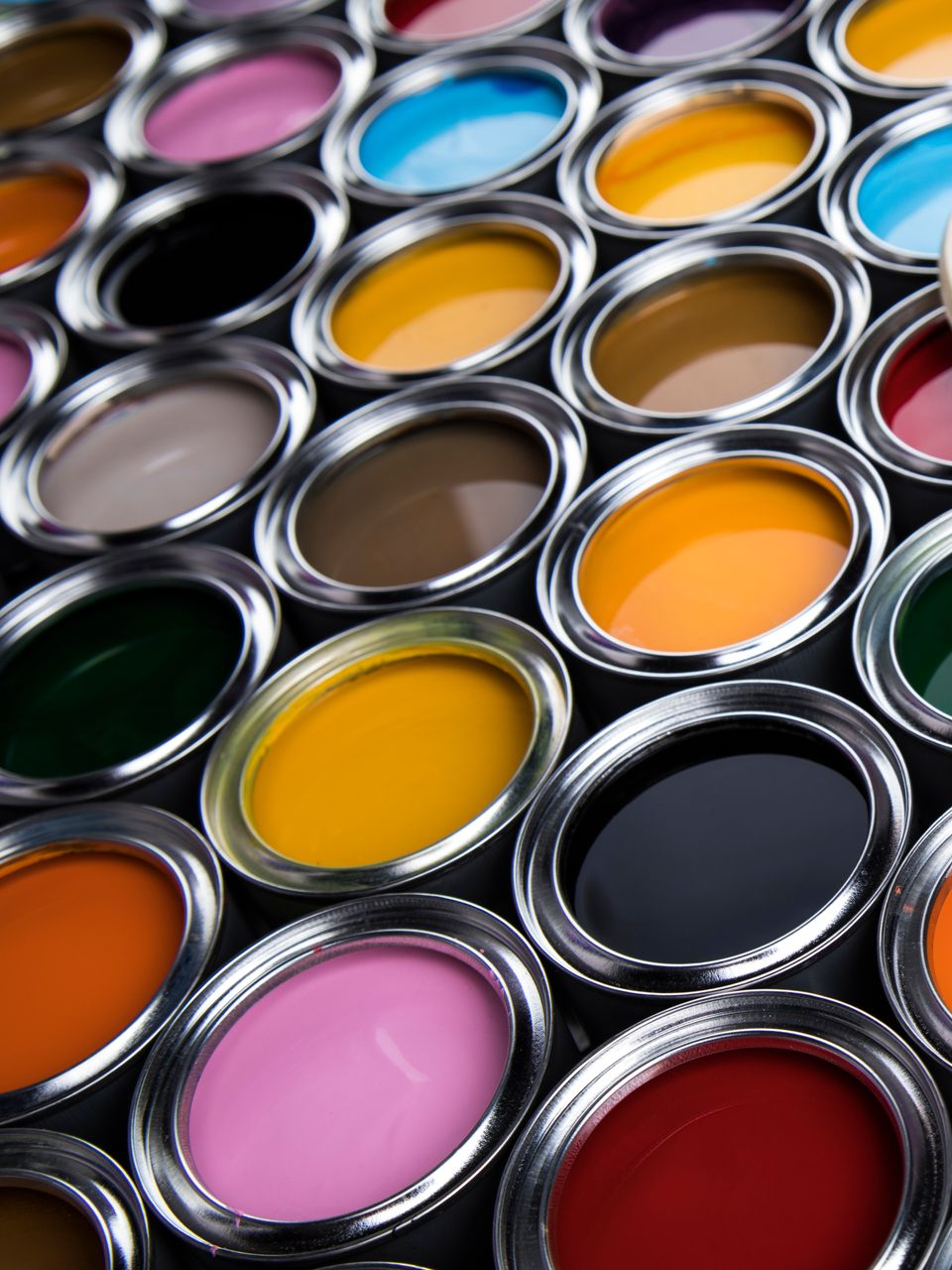 Plusieurs pots de peinture de toutes les couleurs ouverts et alignés