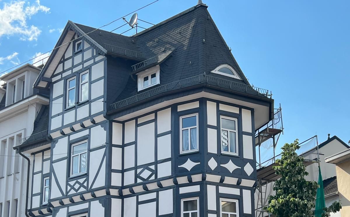 Eine Familie geht durch ein leeres Haus.