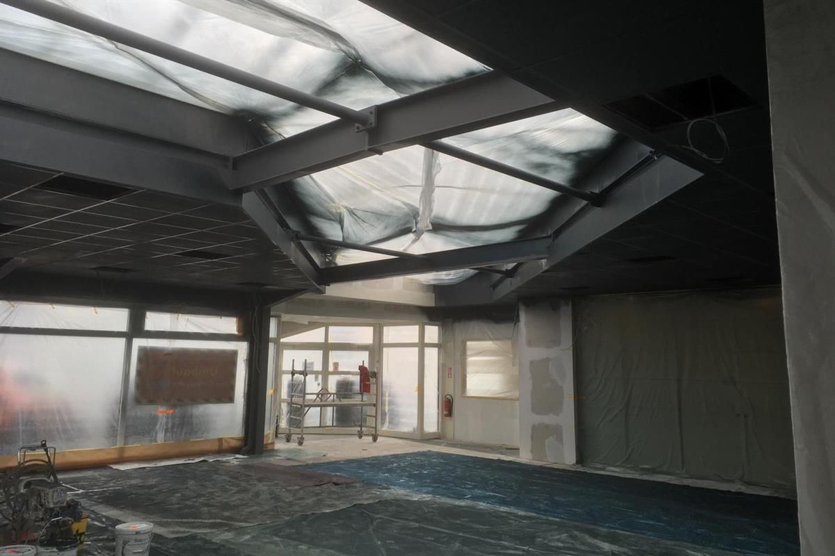 Ein Raum, dessen Decke mit Plastik verkleidet ist