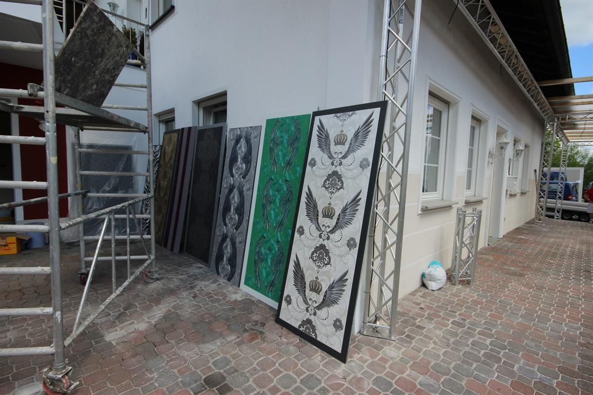 Ein Gebäude mit vielen Gemälden an der Seite