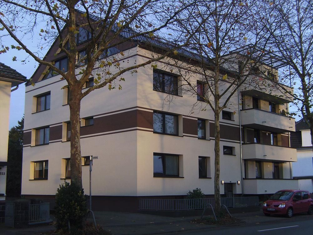 Ein Gebäude mit einem davor geparkten roten Auto