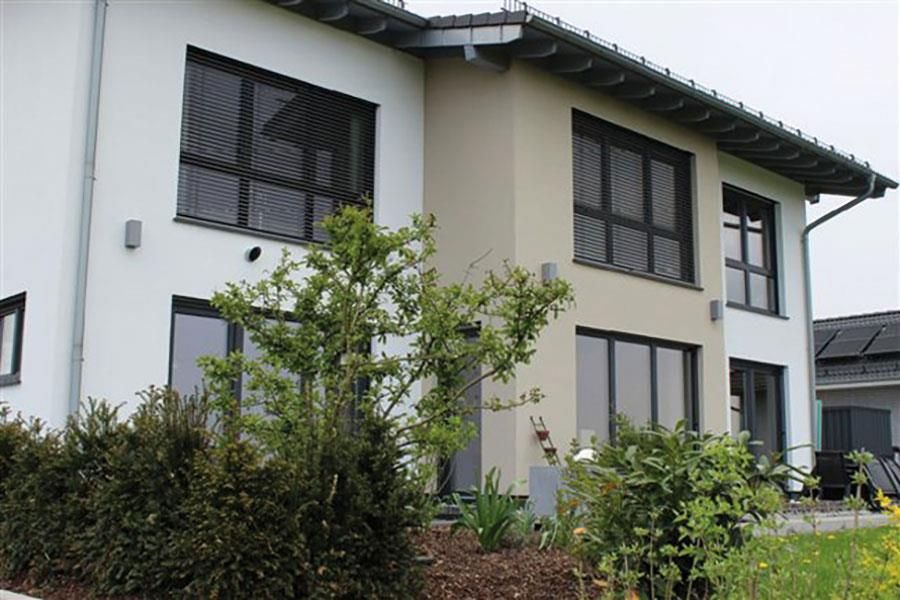 Ein großes weißes Haus mit vielen Fenstern