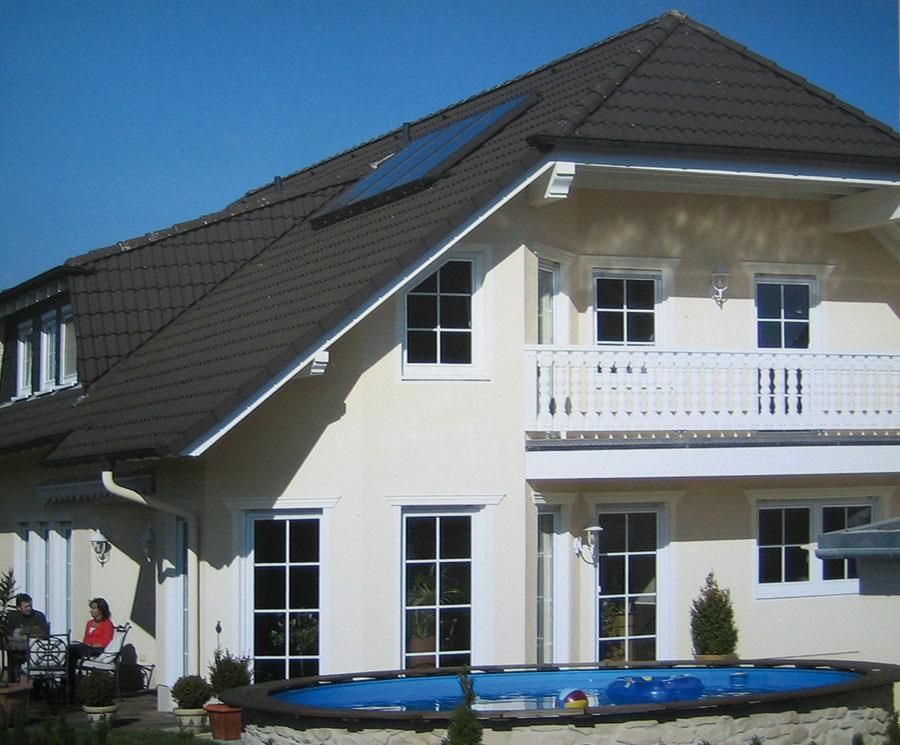 Ein großes Haus mit einem Swimmingpool davor