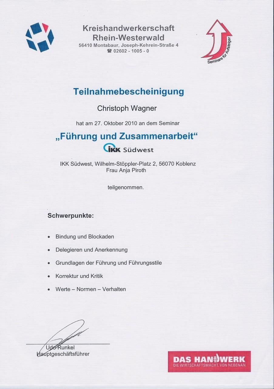 Ein weißes Zertifikat mit einem roten Pfeil nach oben.