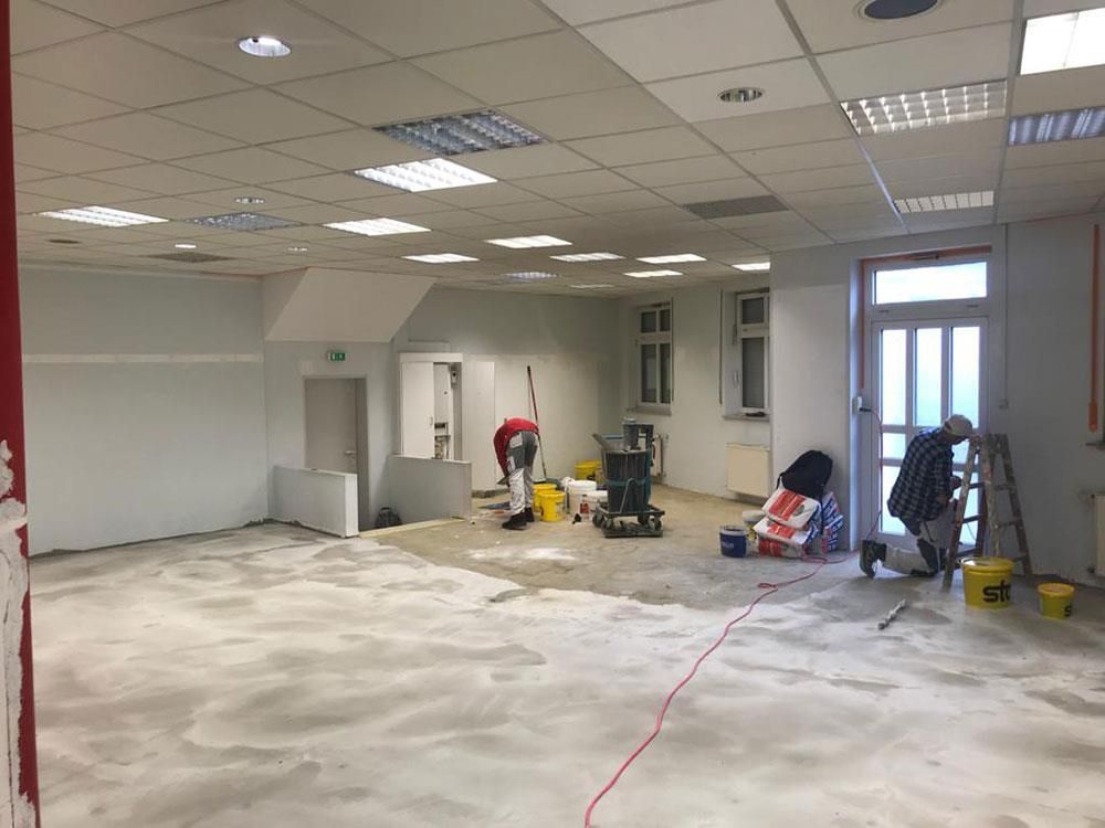 Ein großer Raum, in dem viele Leute arbeiten.