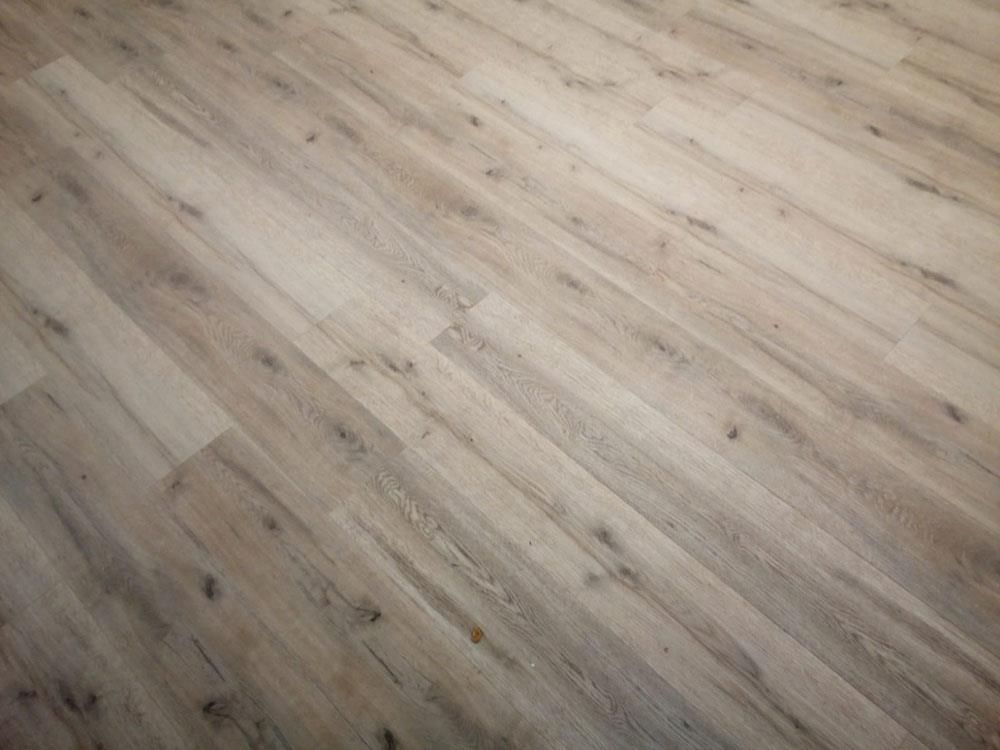 Eine Nahaufnahme eines Holzbodens in einem Raum.