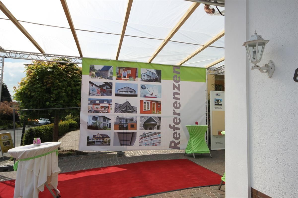 Ein großes grün-weißes Banner mit dem Wort „Referenzen“ darauf