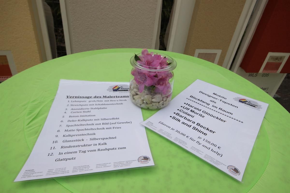 Eine Vase mit Blumen steht auf einem Tisch neben einer Speisekarte
