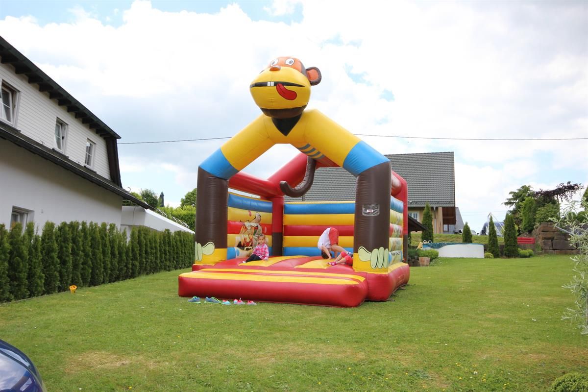 Ein Hüpfburg mit einem Affen darauf