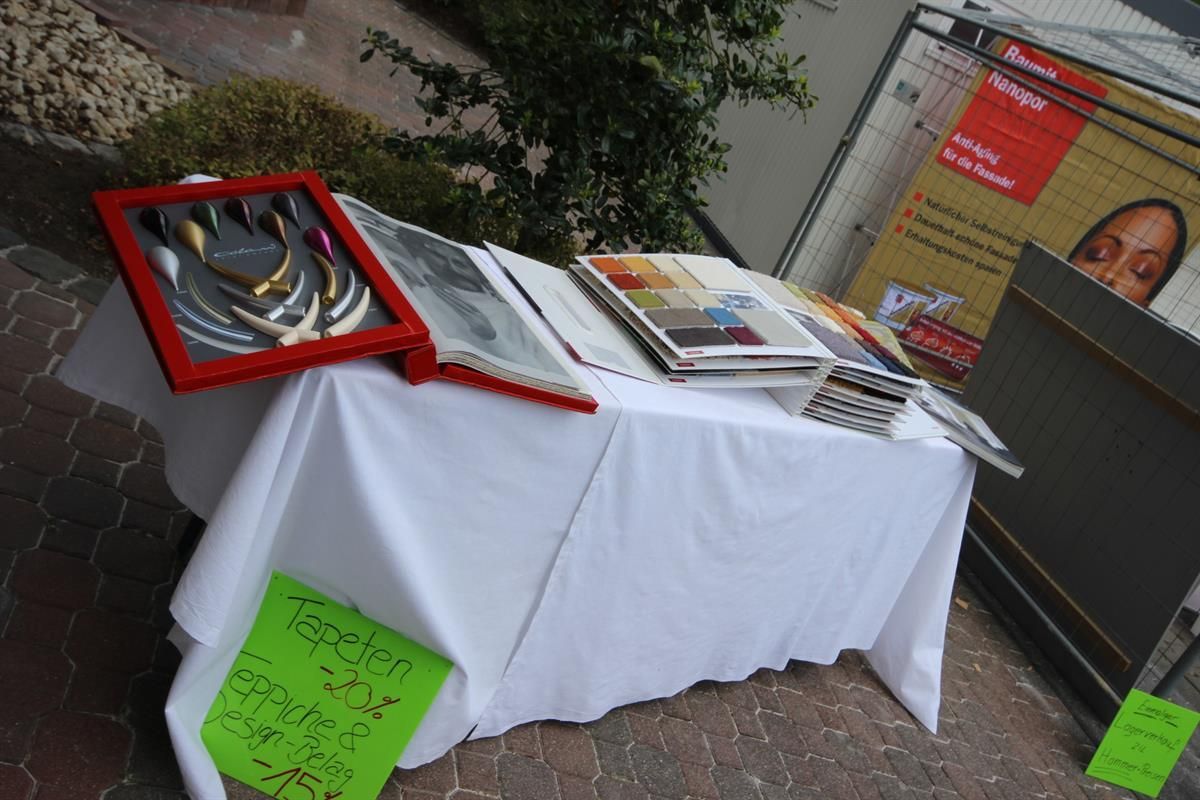 Ein Tisch mit einem Schild mit der Aufschrift