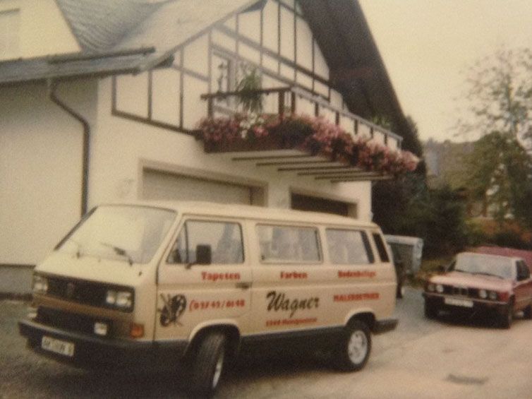 Ein Lieferwagen mit der Aufschrift „Wagner“ steht vor einem Haus