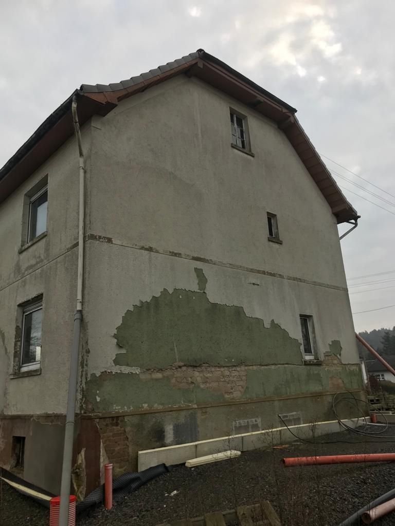 Ein Haus mit viel abblätternder Farbe an der Seite