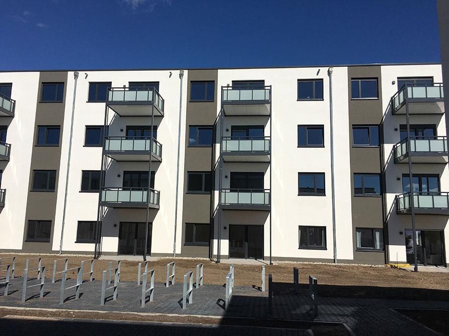 Ein Gebäude mit vielen Fenstern und Balkonen