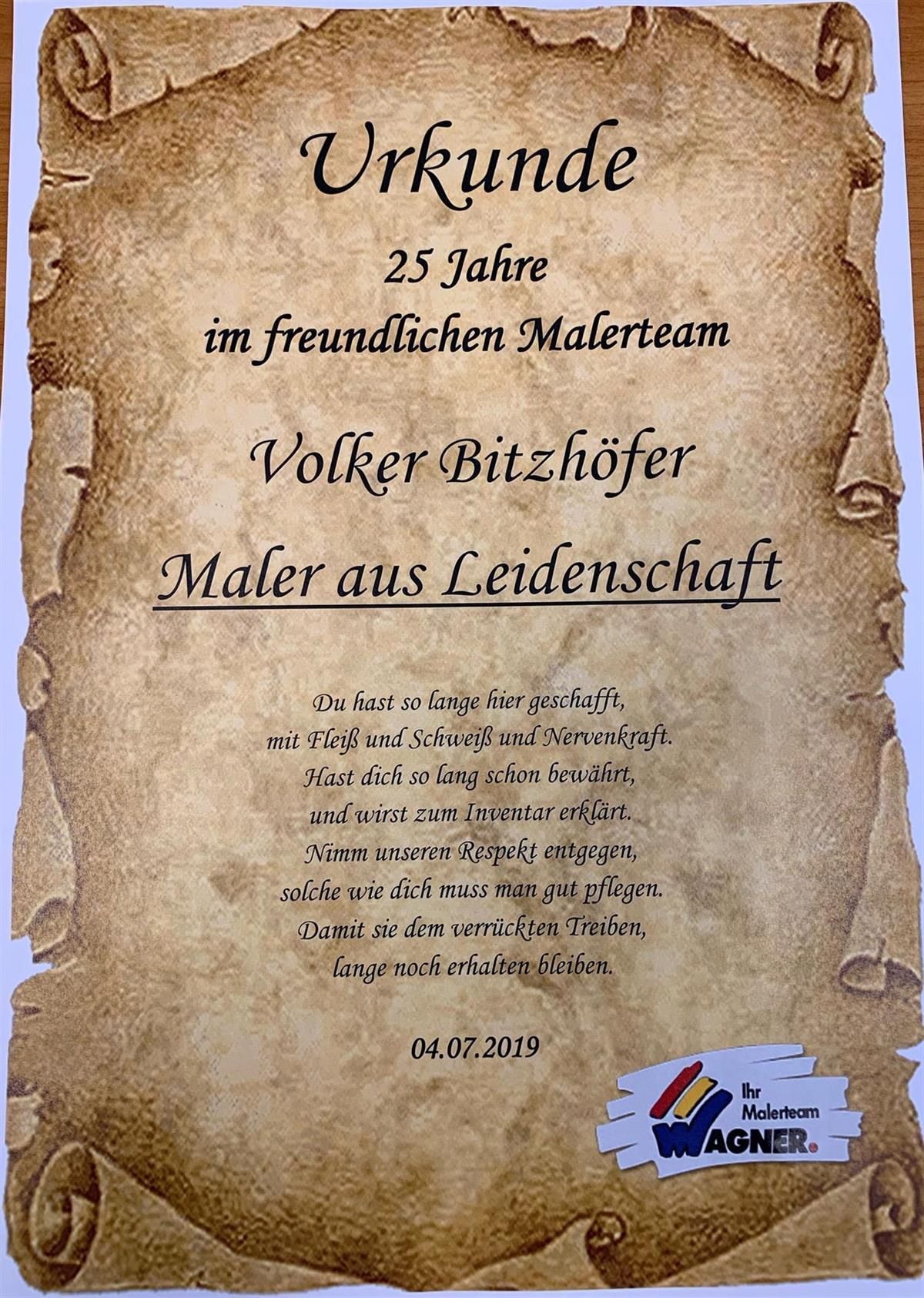 Auf einem Tisch liegt ein Blatt Papier mit einem Zertifikat darauf.