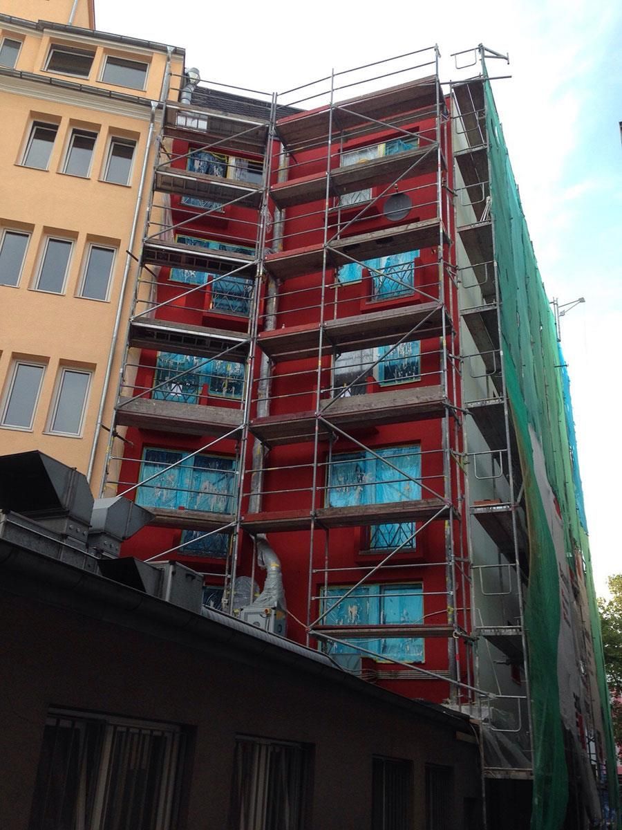 Ein im Bau befindliches Gebäude mit einem Gerüst an der Seite.