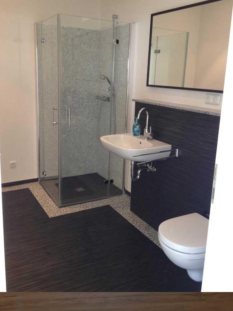 Ein Badezimmer mit Waschbecken, Toilette und Dusche.