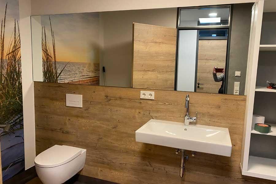 Ein Badezimmer mit Toilette, Waschbecken und Spiegel.