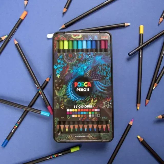 Coffret de crayons POSCA, crayons noirs sur fond bleu. Boîte de 24 crayons de couleur.