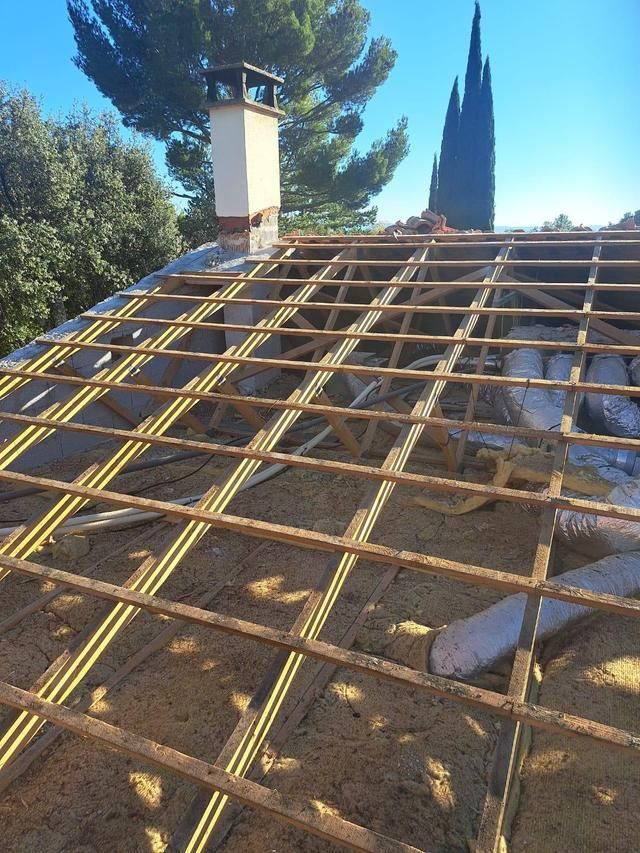 Toiture en construction avec charpente apparente.