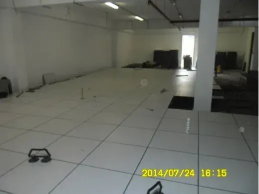 A photo of a an empty room 