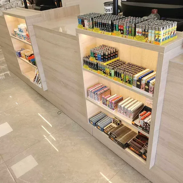 Un estante de una tienda lleno de muchos tipos diferentes de baterías