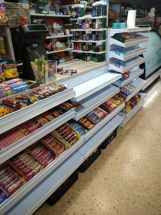Un pasillo de una tienda de comestibles lleno de muchas barras de chocolate.
