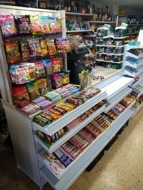 Una tienda llena de muchos dulces y bocadillos.