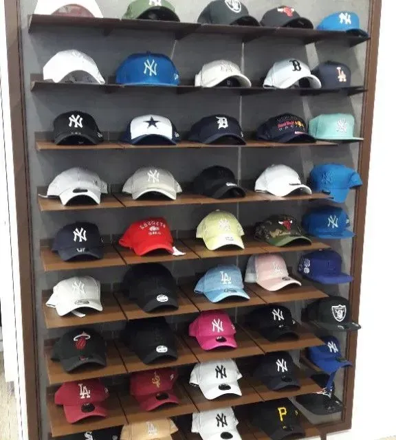 Un montón de sombreros de Nueva York están alineados en los estantes.