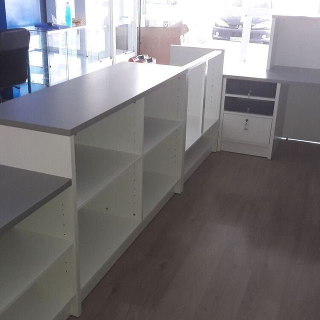 Una fila de estantes y un mostrador en una tienda