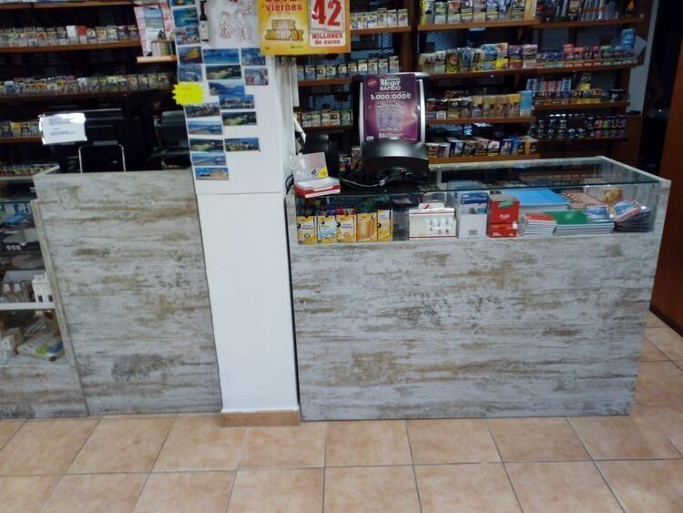 Una tienda con un cartel que dice 42