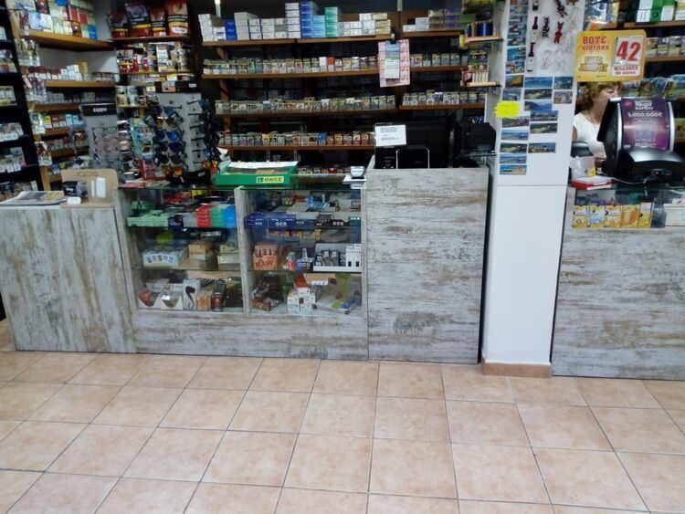 Una tienda con un cartel que dice 12