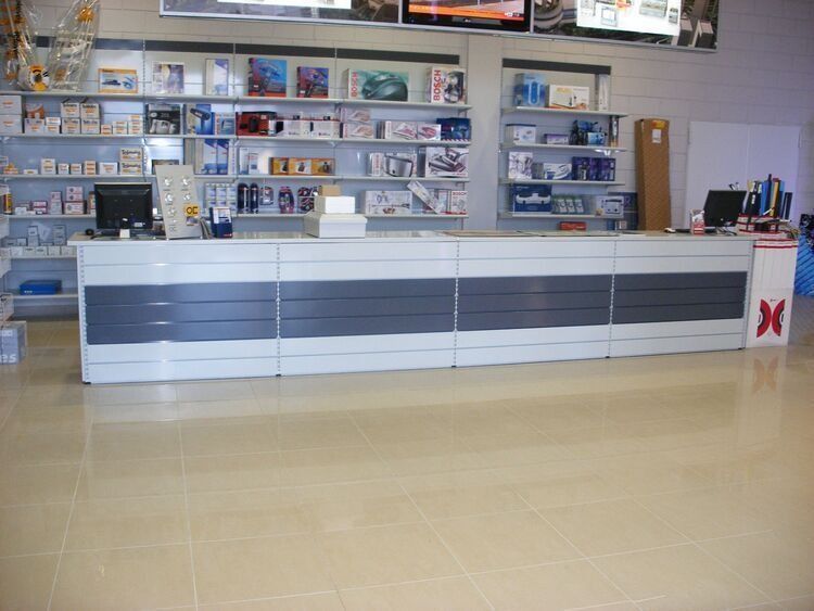 Un mostrador largo en una tienda con un hacha encima.