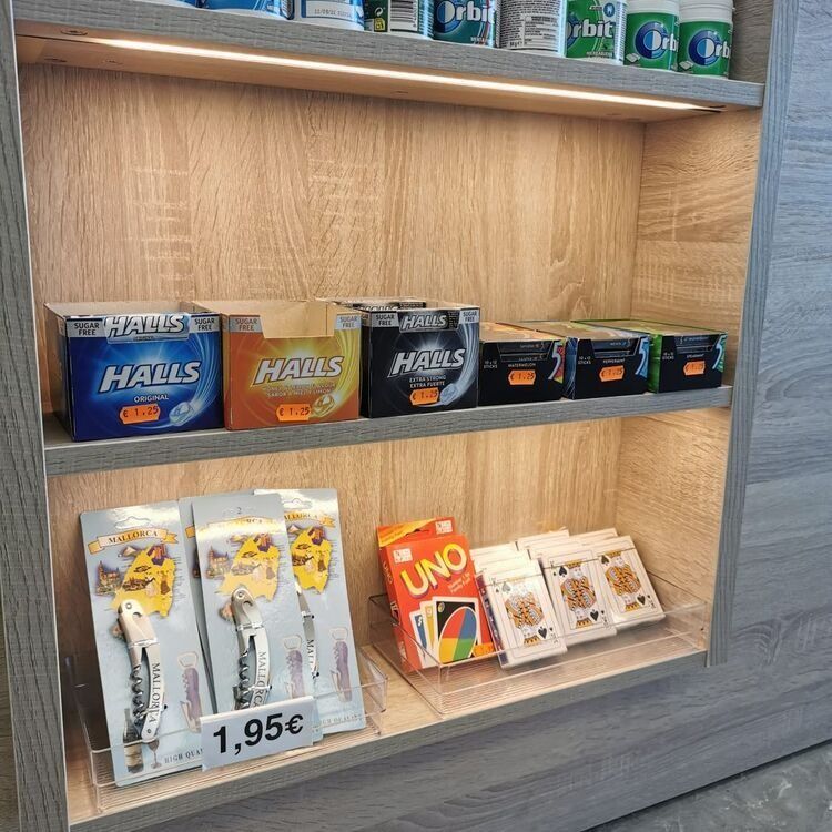 Un estante lleno de cajas de cartas Halls y Uno.