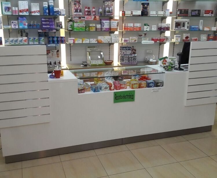 Un mostrador en una farmacia con un cartel verde que dice limpieza.