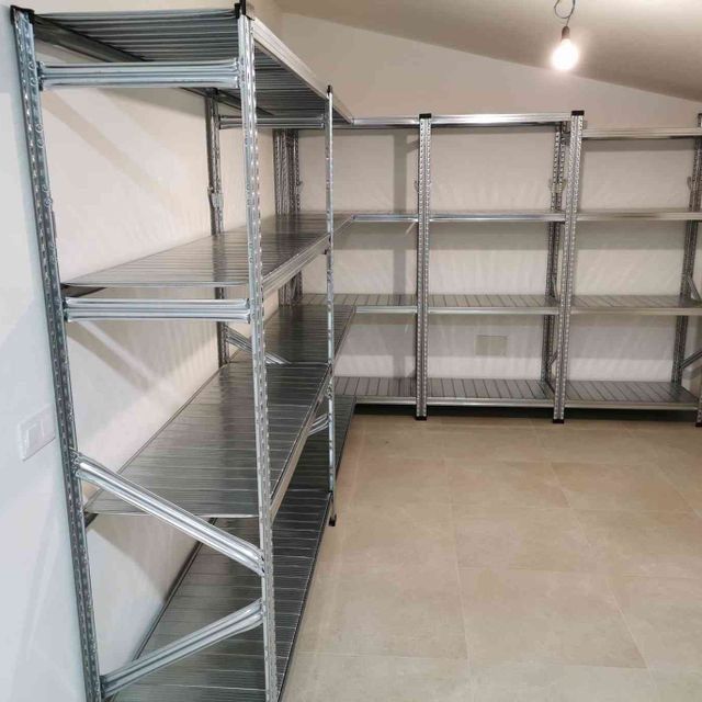 Una habitación con muchos estantes y una luz en el techo.