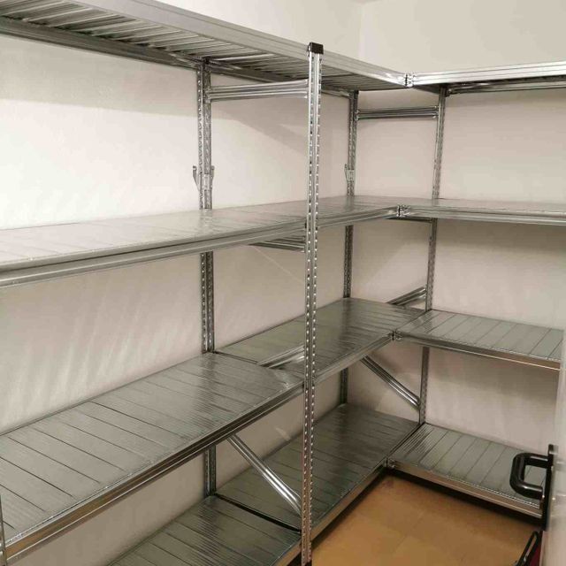 Una habitación con muchos estantes.