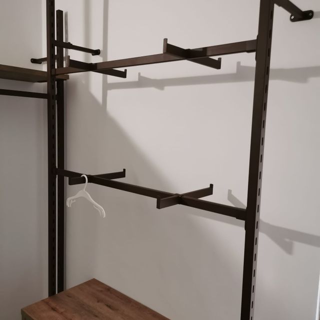 Un perchero con una percha colgando de él