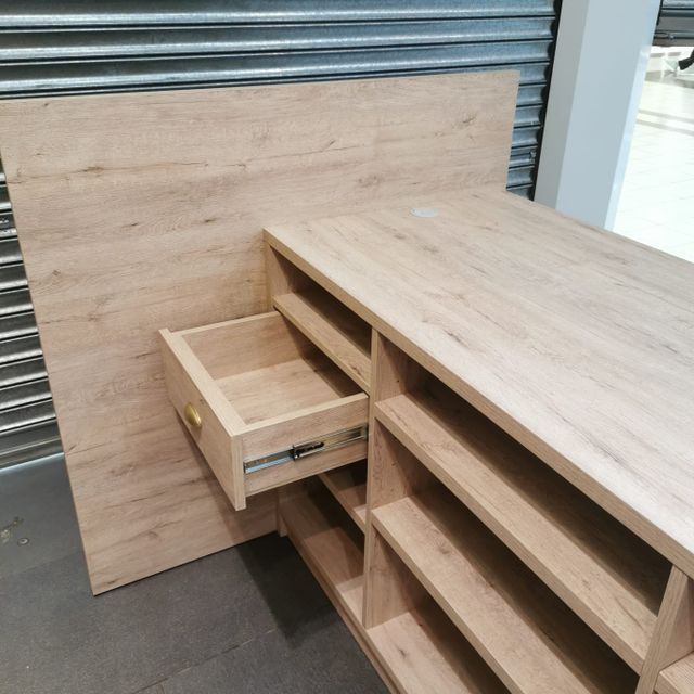 Una mesa de madera con un cajón en el medio