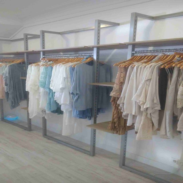 Una fila de ropa colgada en un perchero en una tienda.