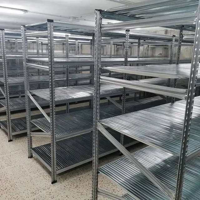 Un montón de estantes de metal están alineados en una habitación.