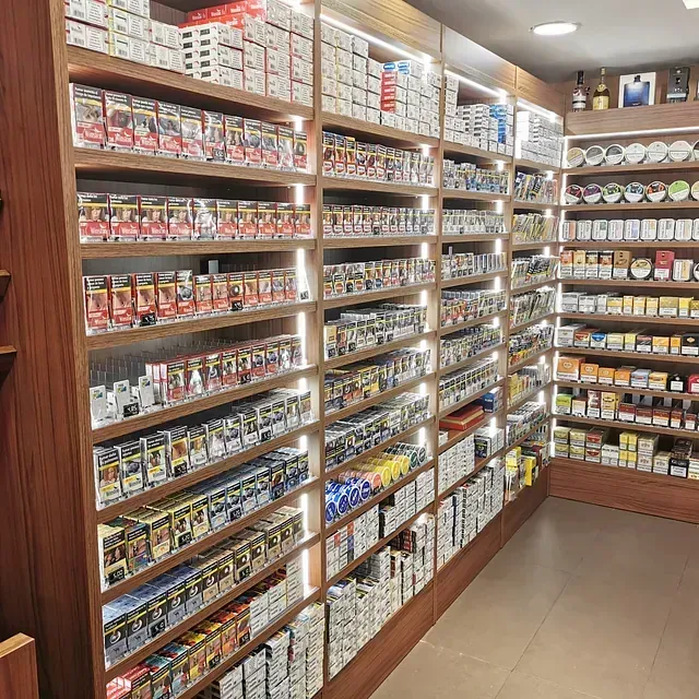 Una tienda llena de estantes con muchos artículos diferentes.