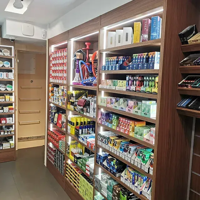 Una tienda llena de estantes llenos de muchos artículos diferentes.