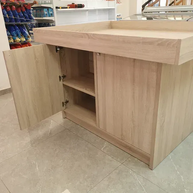 Un armario de madera con sus puertas abiertas en una tienda.