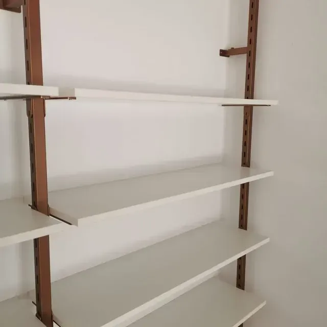 Una fila de estantes blancos contra una pared blanca