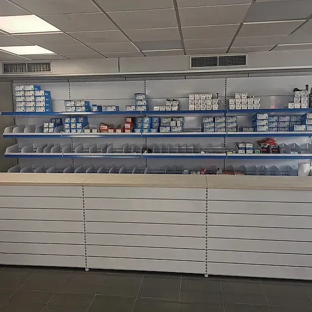 Una tienda con muchos estantes y cajas en ellos.