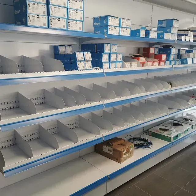 Estantes de una tienda llenos de cajas y otros artículos.