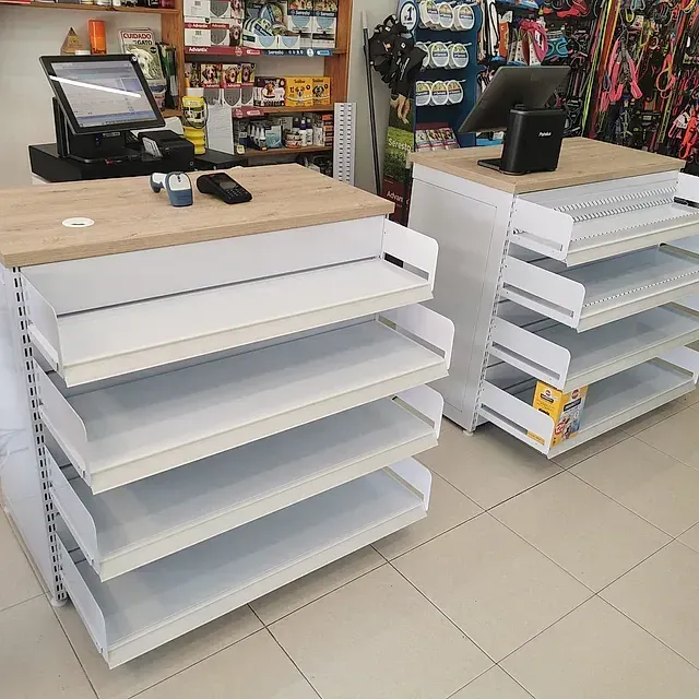 Un par de estantes con una computadora encima de ellos en una tienda.