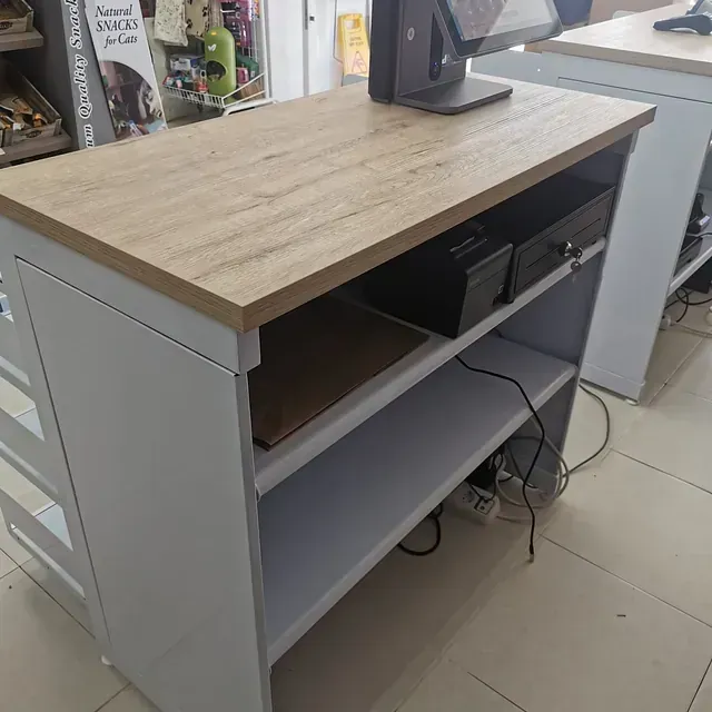 Una mesa de madera con una computadora encima.