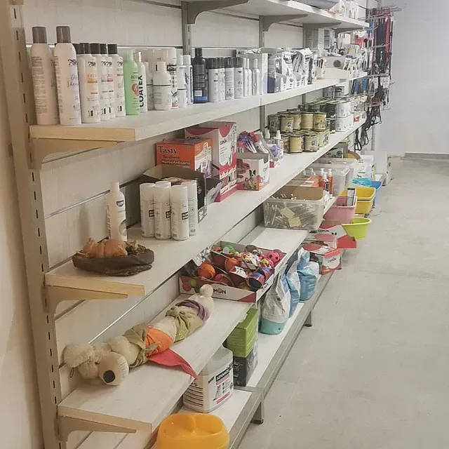 Una fila de estantes llenos de muchos artículos diferentes