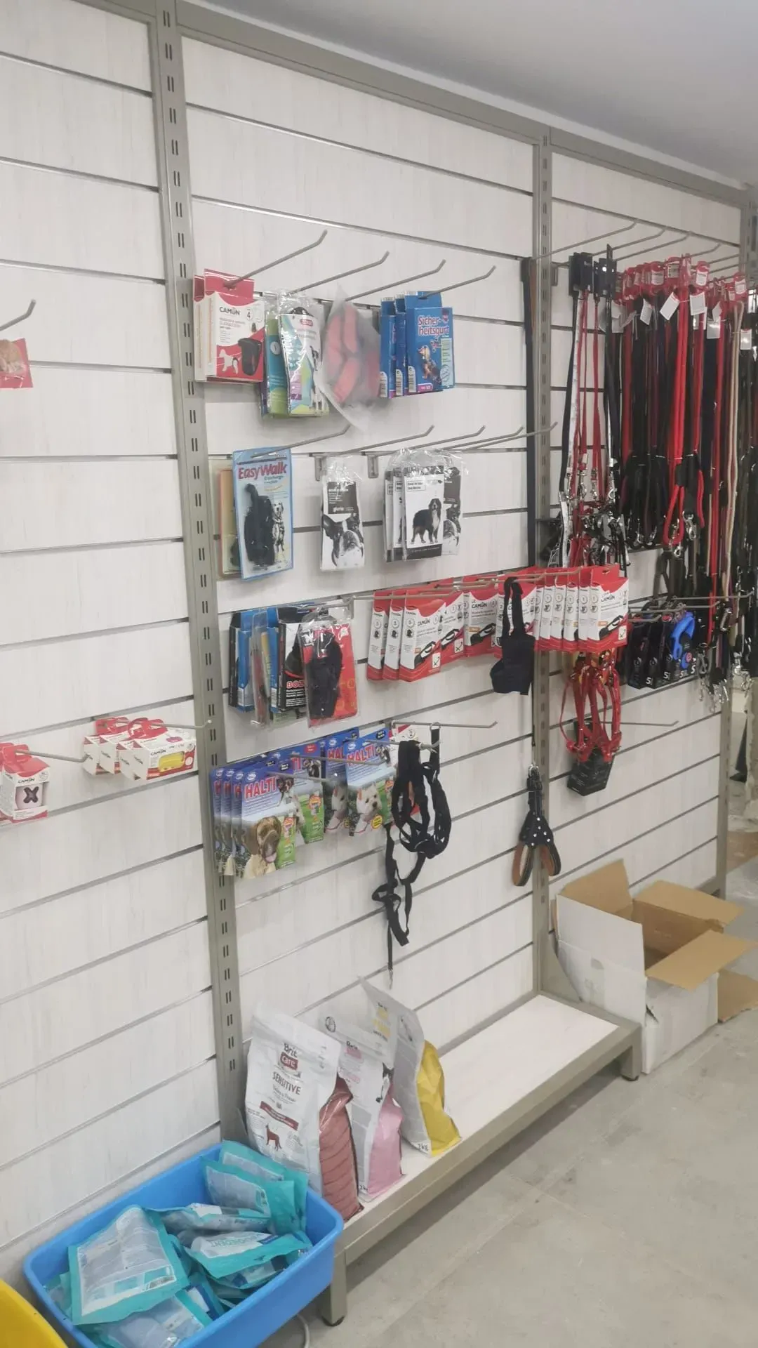 Una tienda llena de suministros para perros, incluidas correas y collares.